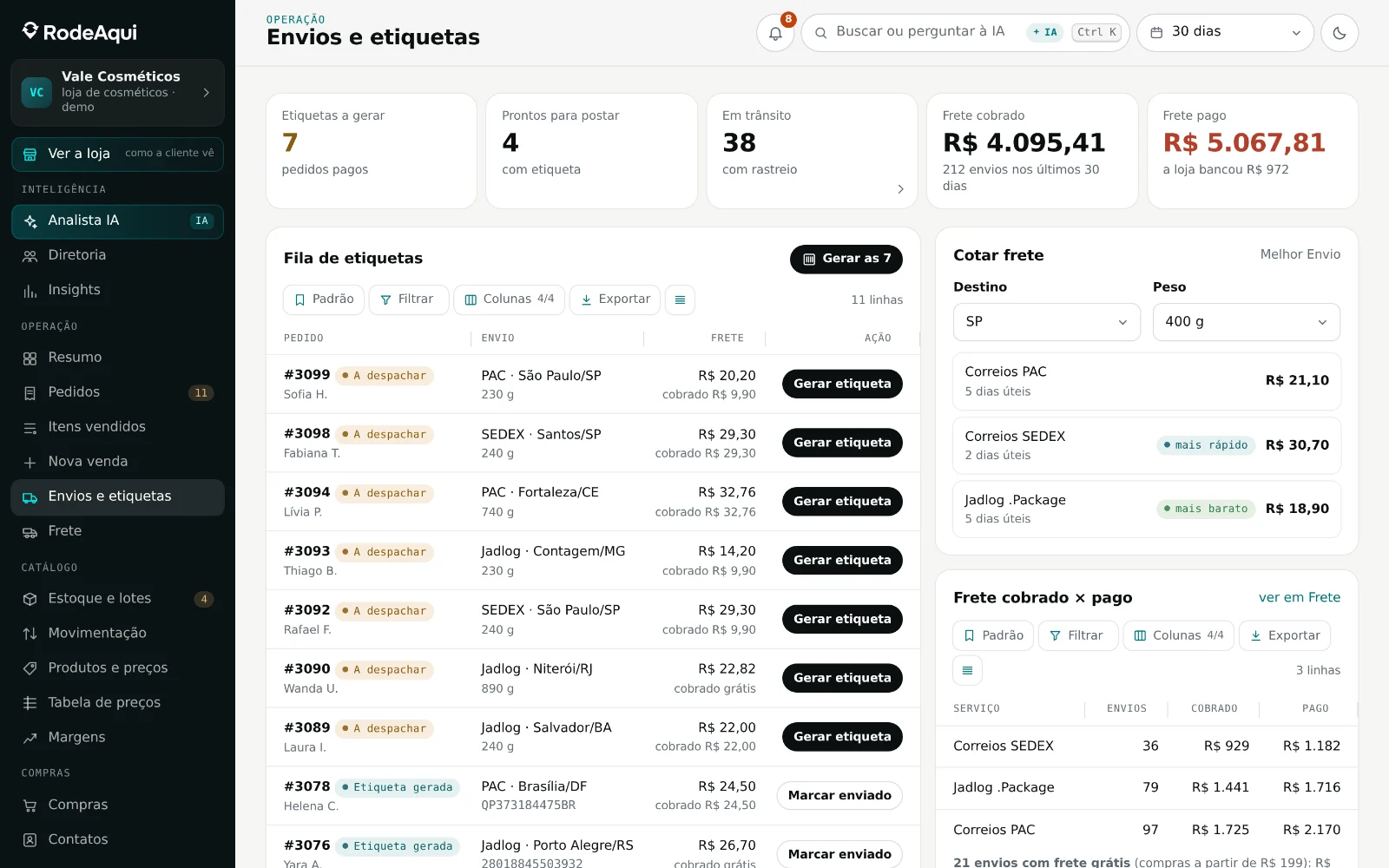 Tela Envios e etiquetas da demonstração: fila de etiquetas, cotação de frete e o frete cobrado comparado ao pago.